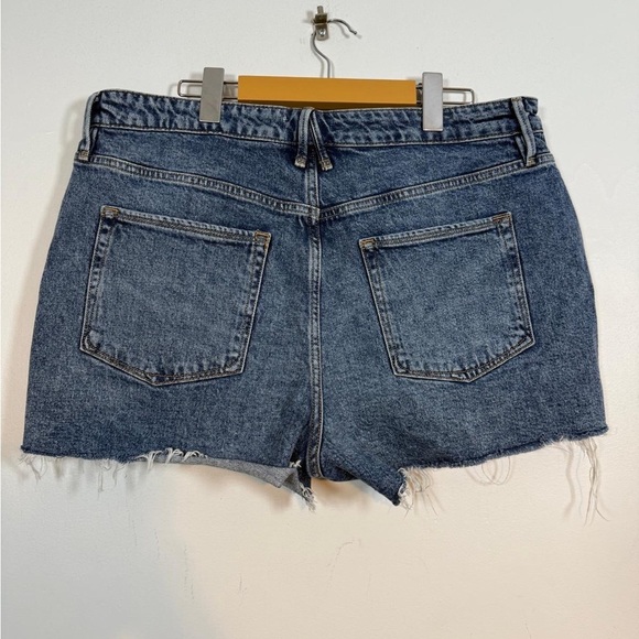 Good American Denim Cutoff Shorts Women’s Size 14/32 Blue Distressed High Rise - Picture 5 of 6